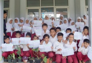 Siswa-siswa MI Darul Ihya, Ciomas-Bogor foto bersama dengan memajang gaulislam