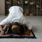 muslim black man praying at home